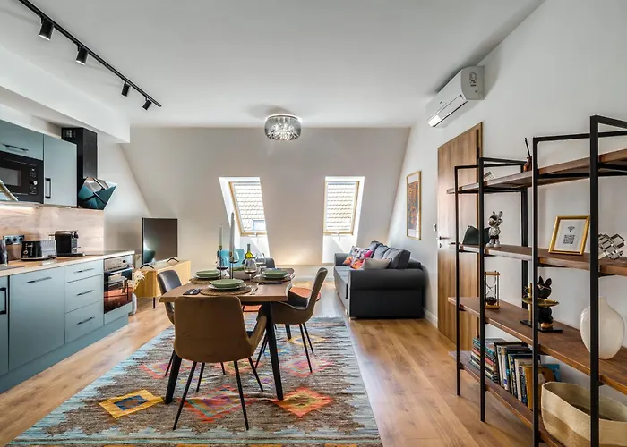 Apartment Stylish Flat With Parking In Budapests Vibrant Area