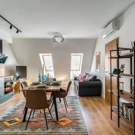 Apartment Stylish Flat With Parking In Budapests Vibrant Area